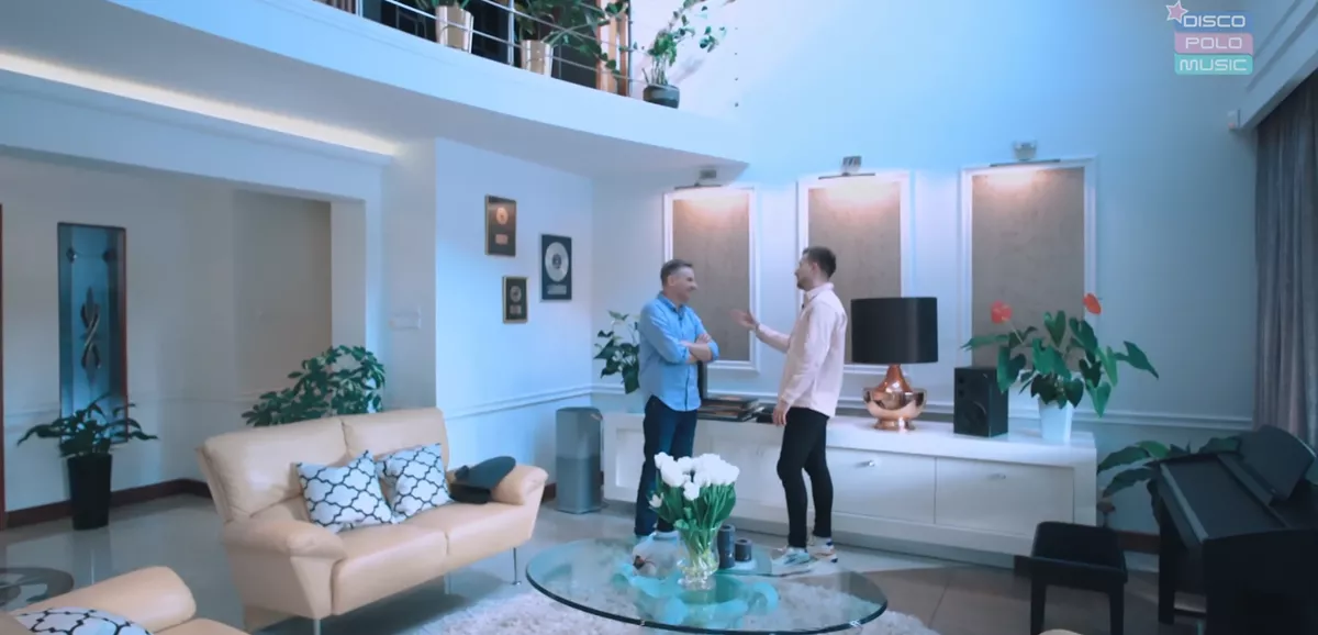 Co skrywa WIELKA posiadłość znanego muzyka disco polo? Robert Sasinowski Skaner pokazuje wnętrze swojego domu! 